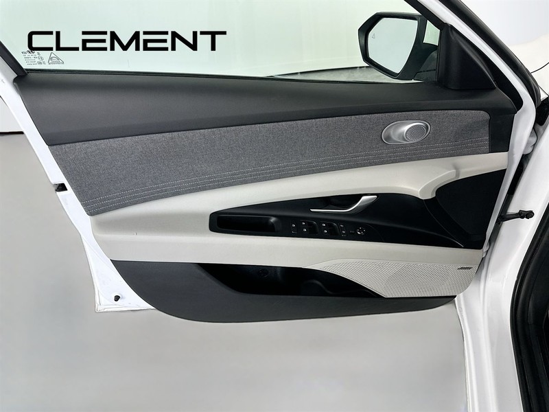 Hyundai Elantra Vehicle Full-screen Gallery Image 29