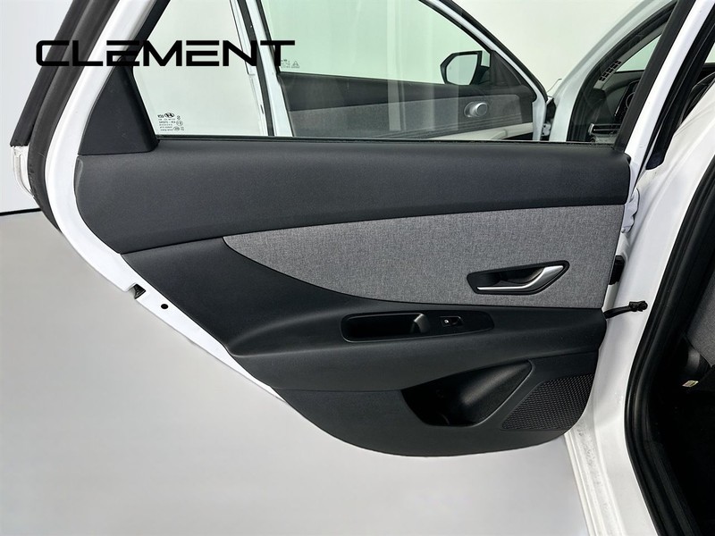 Hyundai Elantra Vehicle Full-screen Gallery Image 32
