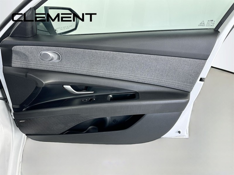 Hyundai Elantra Vehicle Full-screen Gallery Image 36