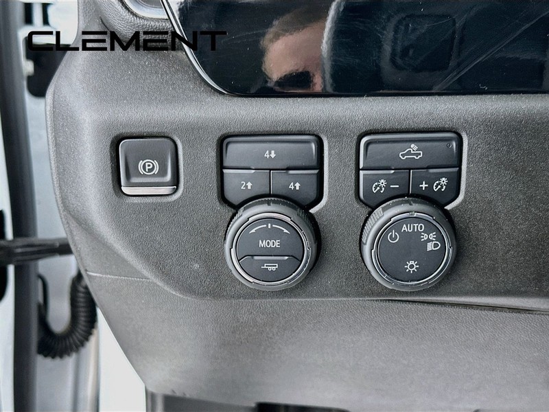 Chevrolet Silverado 3500HD Vehicle Image 14