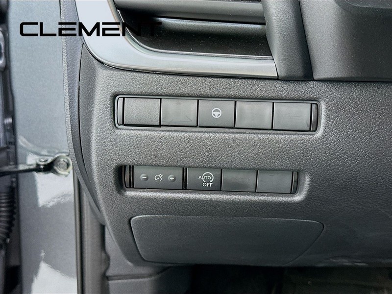 Nissan Rogue Vehicle Image 14