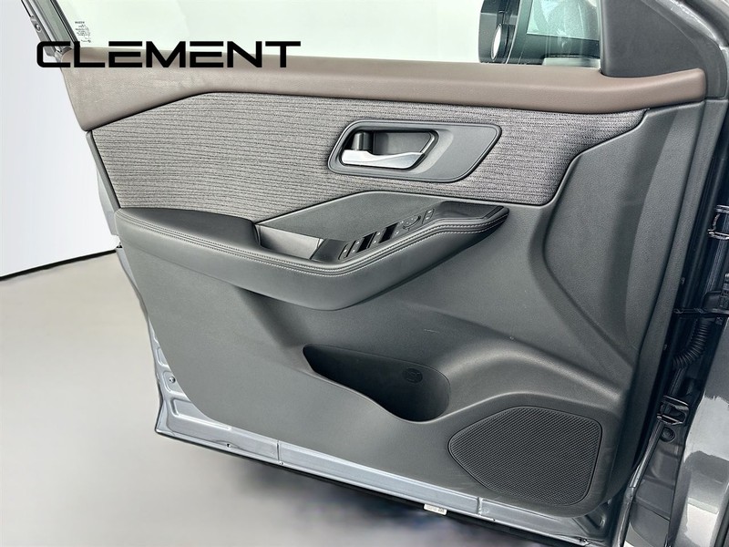 Nissan Rogue Vehicle Image 24
