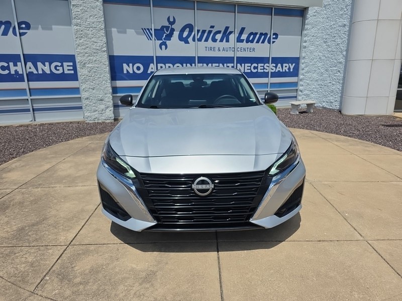 Nissan Altima Vehicle Full-screen Gallery Image 2