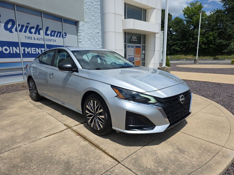 Nissan Altima Vehicle Full-screen Gallery Image 3