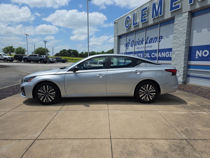 Nissan Altima Vehicle Full-screen Gallery Image 4