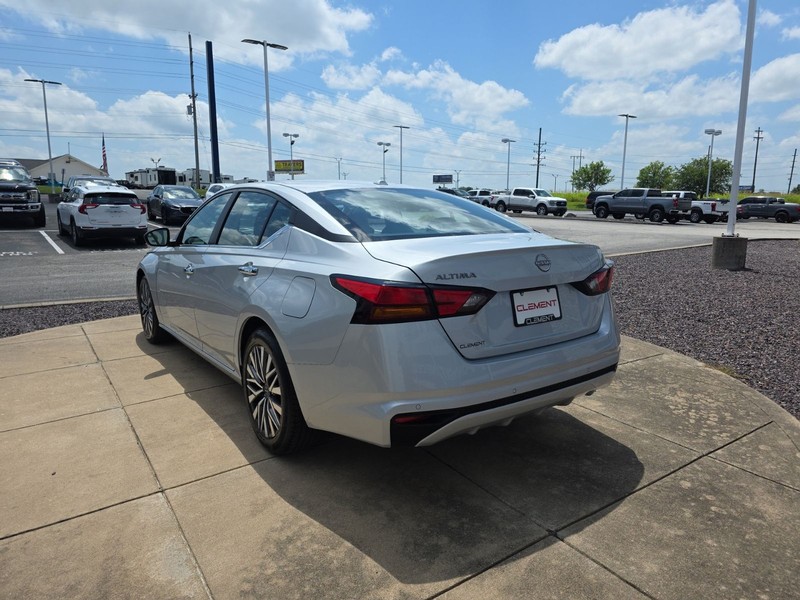 Nissan Altima Vehicle Full-screen Gallery Image 5