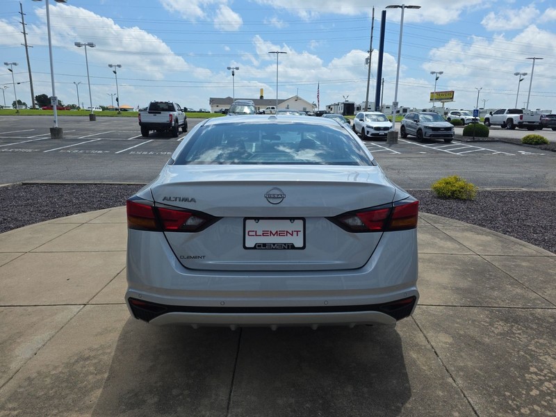 Nissan Altima Vehicle Full-screen Gallery Image 6