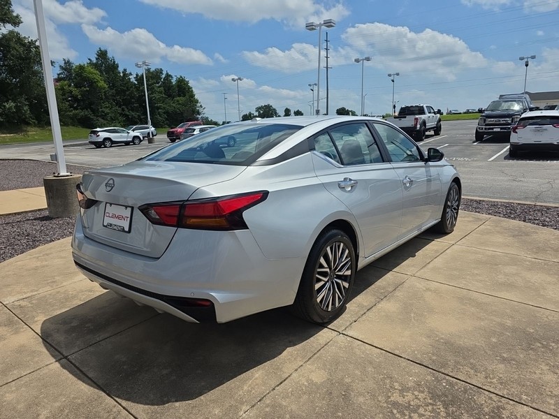 Nissan Altima Vehicle Full-screen Gallery Image 7
