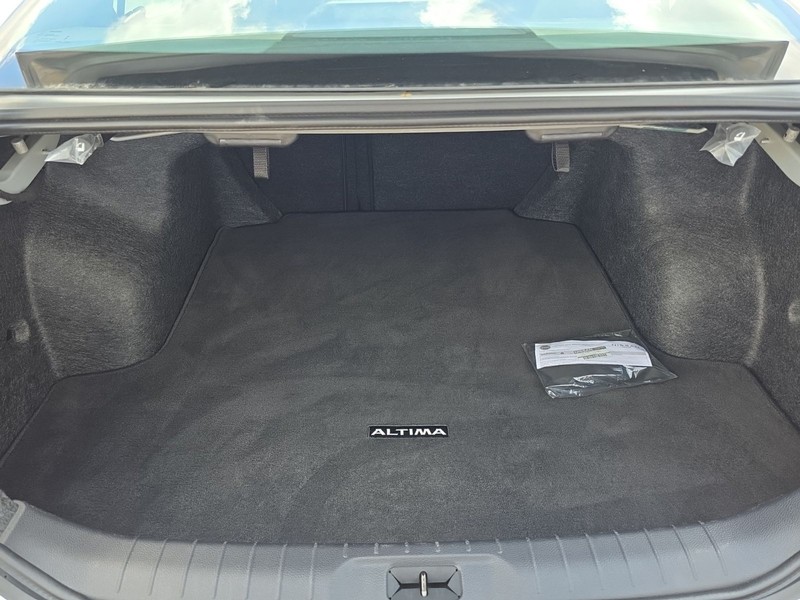 Nissan Altima Vehicle Full-screen Gallery Image 8