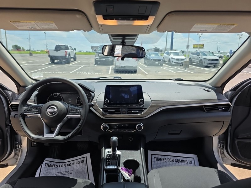 Nissan Altima Vehicle Full-screen Gallery Image 9