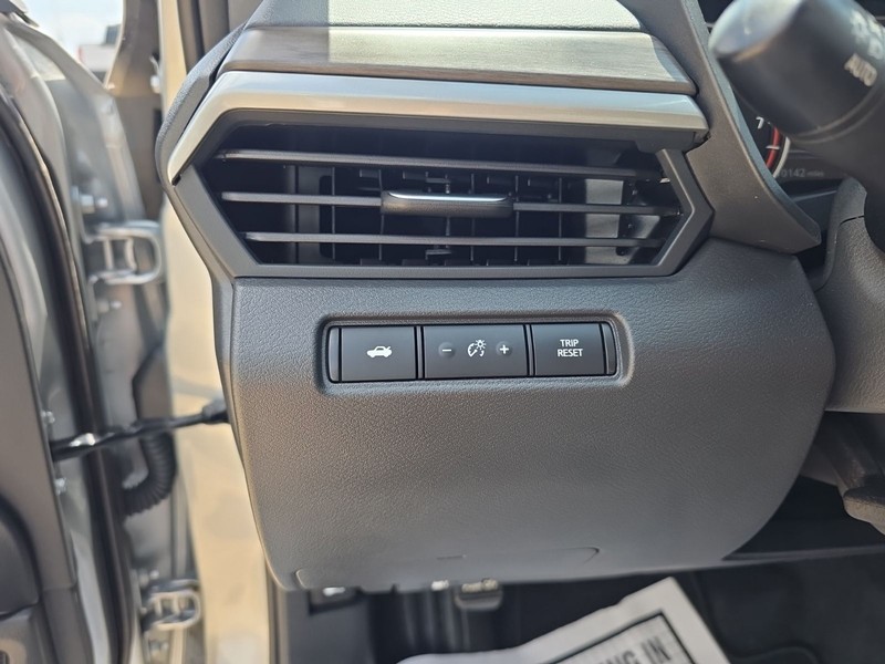 Nissan Altima Vehicle Full-screen Gallery Image 10