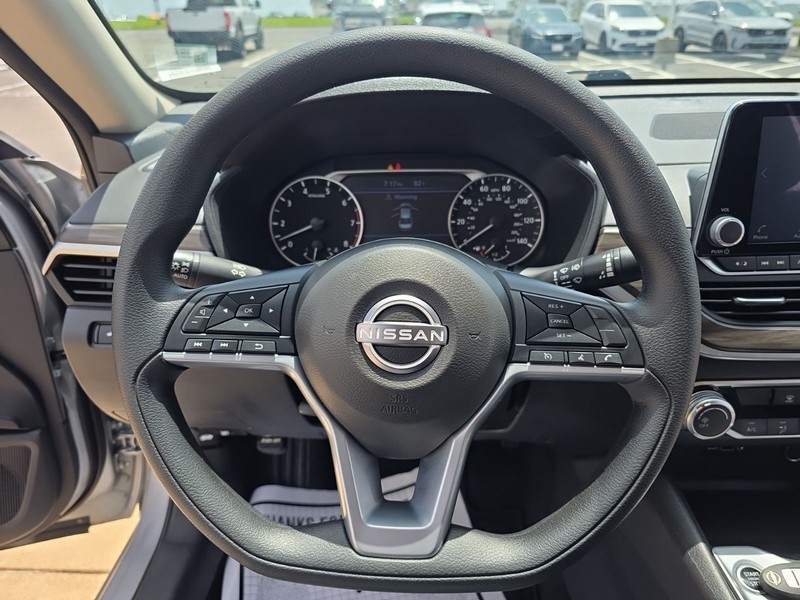 Nissan Altima Vehicle Full-screen Gallery Image 11