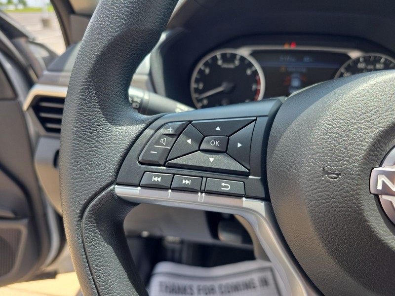 Nissan Altima Vehicle Full-screen Gallery Image 12
