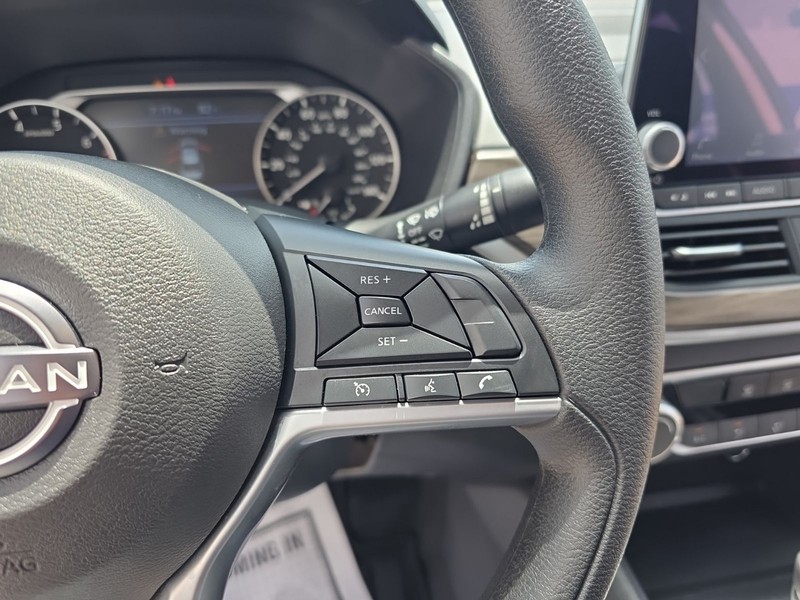 Nissan Altima Vehicle Full-screen Gallery Image 13