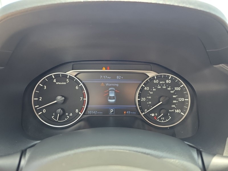Nissan Altima Vehicle Full-screen Gallery Image 14