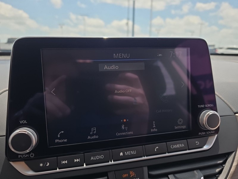 Nissan Altima Vehicle Full-screen Gallery Image 15