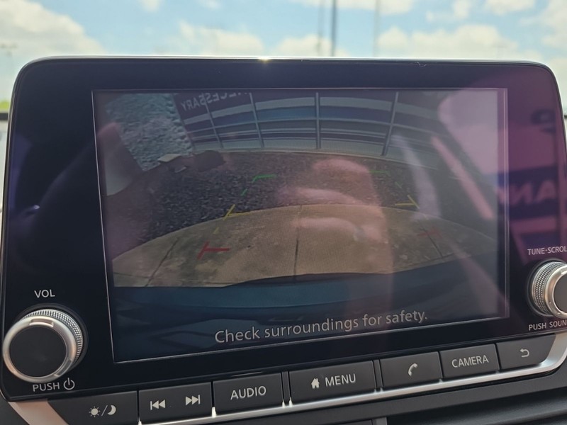 Nissan Altima Vehicle Full-screen Gallery Image 16