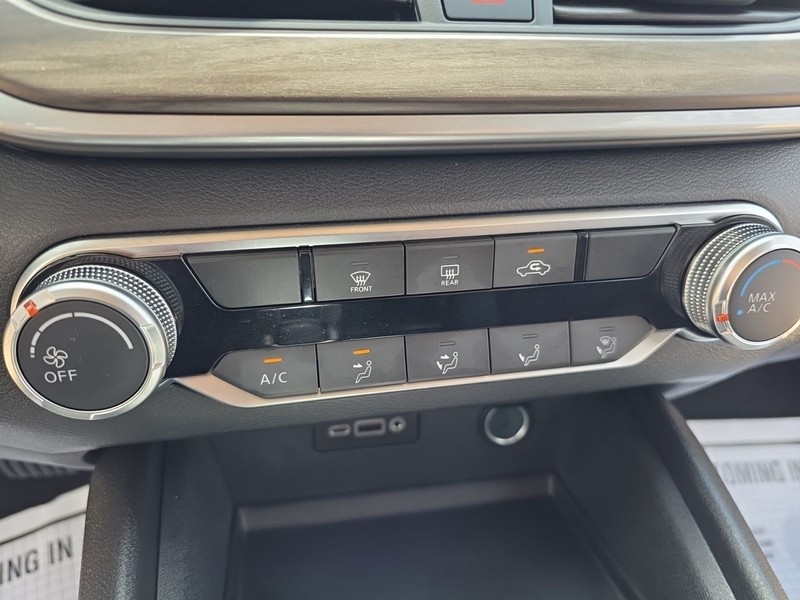 Nissan Altima Vehicle Full-screen Gallery Image 17