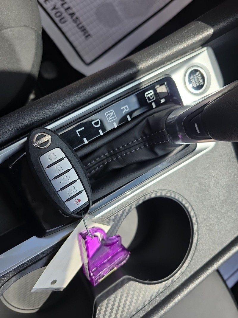 Nissan Altima Vehicle Full-screen Gallery Image 18