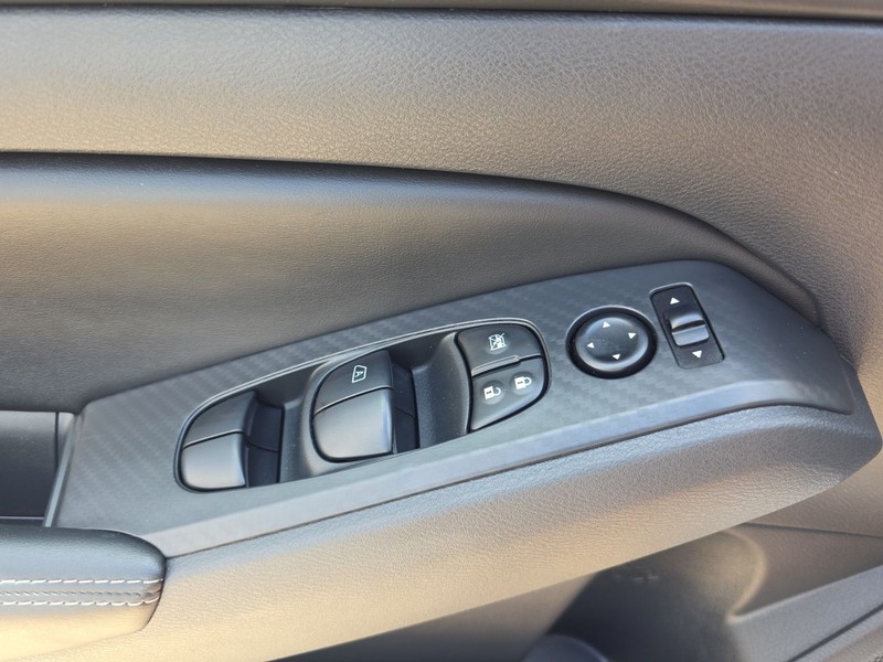 Nissan Altima Vehicle Full-screen Gallery Image 19