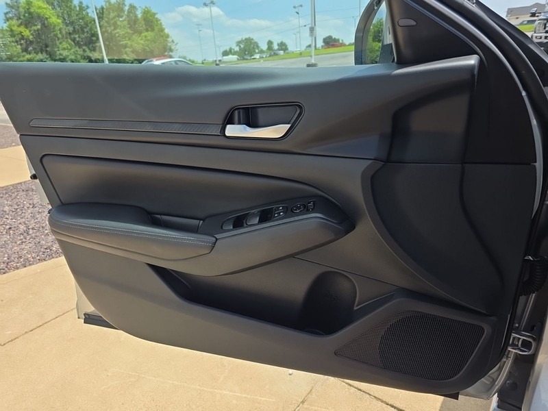 Nissan Altima Vehicle Full-screen Gallery Image 20