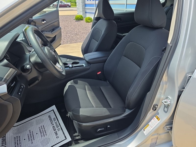 Nissan Altima Vehicle Full-screen Gallery Image 22