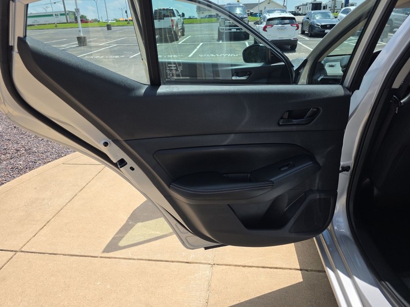Nissan Altima Vehicle Full-screen Gallery Image 23