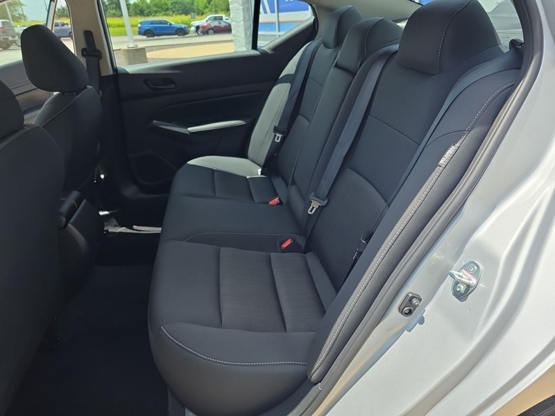 Nissan Altima Vehicle Full-screen Gallery Image 24