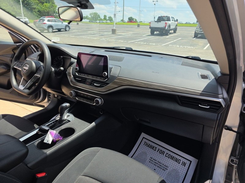 Nissan Altima Vehicle Full-screen Gallery Image 26