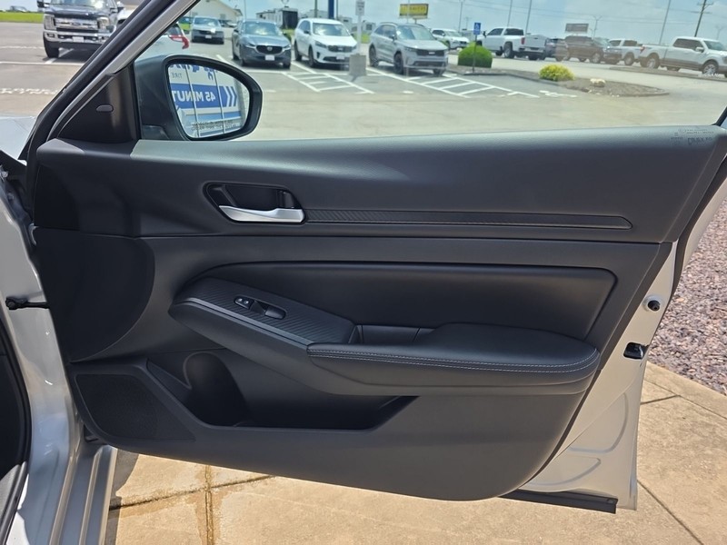 Nissan Altima Vehicle Full-screen Gallery Image 27