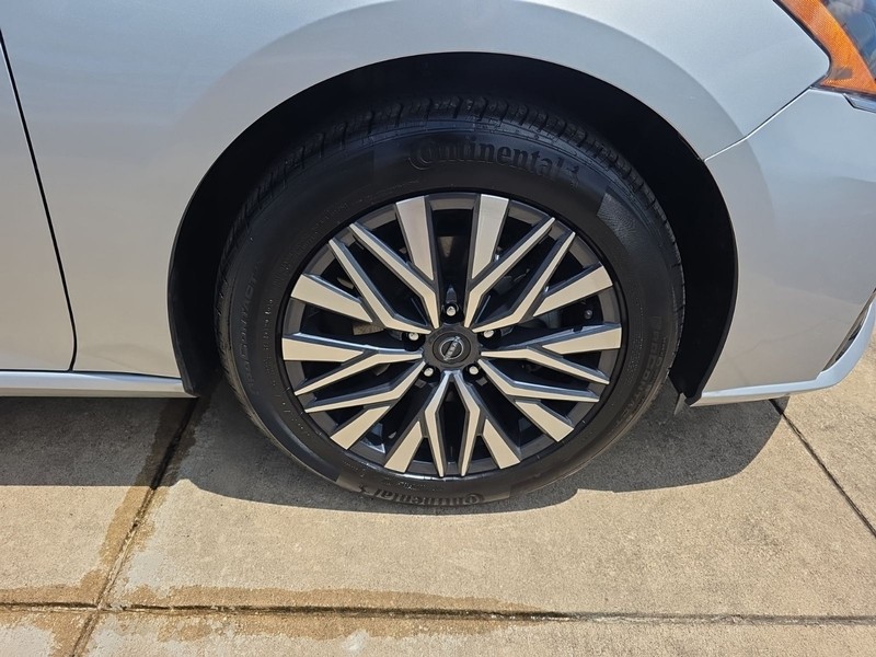 Nissan Altima Vehicle Full-screen Gallery Image 28