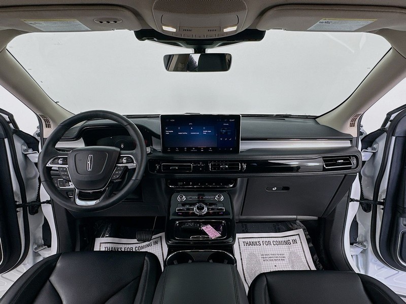 Lincoln Nautilus Vehicle Full-screen Gallery Image 9