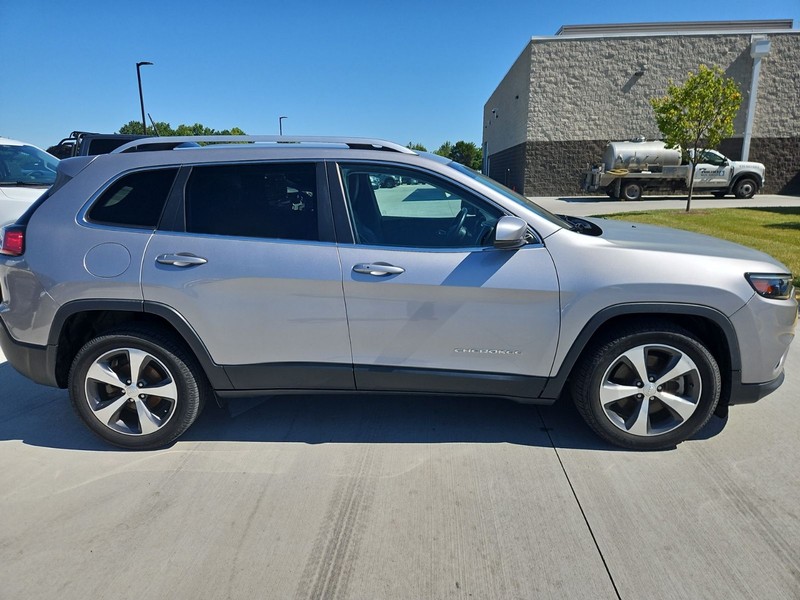 Jeep Cherokee Vehicle Image 02