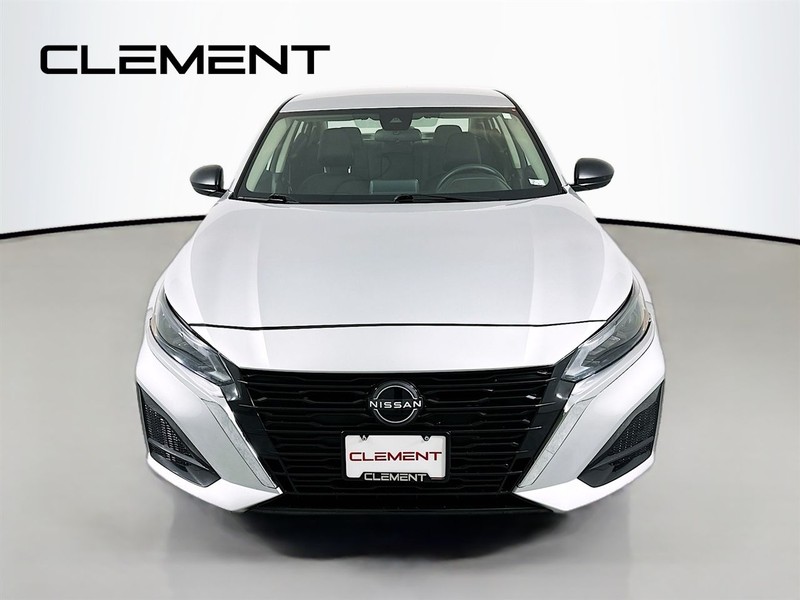 Nissan Altima Vehicle Image 03