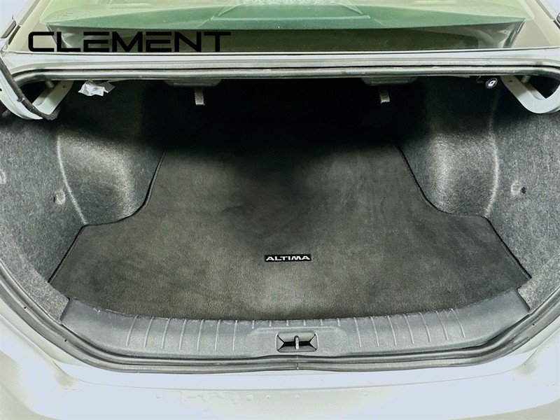 Nissan Altima Vehicle Image 11