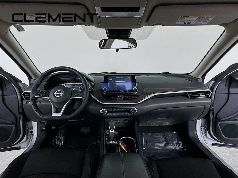Nissan Altima Vehicle Image 12