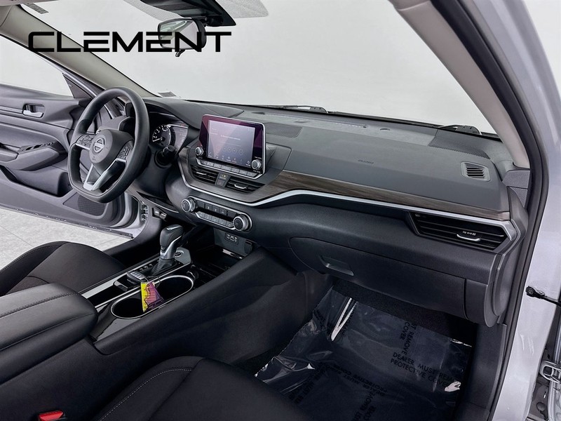 Nissan Altima Vehicle Image 32