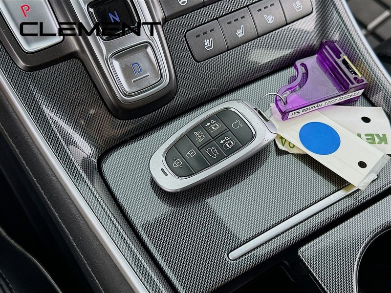 Hyundai Santa Fe Vehicle Full-screen Gallery Image 24