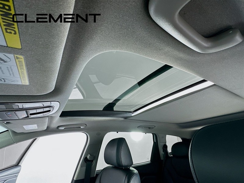Hyundai Santa Fe Vehicle Full-screen Gallery Image 26