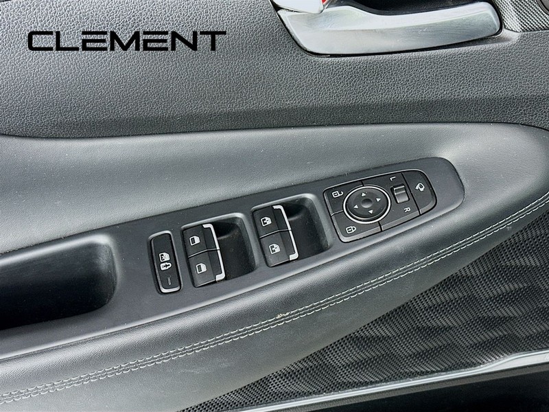 Hyundai Santa Fe Vehicle Full-screen Gallery Image 28
