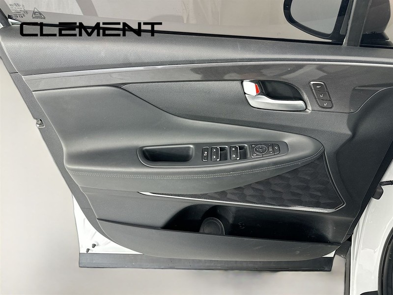 Hyundai Santa Fe Vehicle Full-screen Gallery Image 29