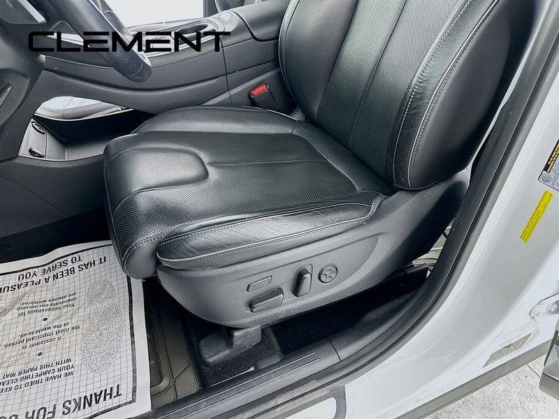 Hyundai Santa Fe Vehicle Full-screen Gallery Image 30