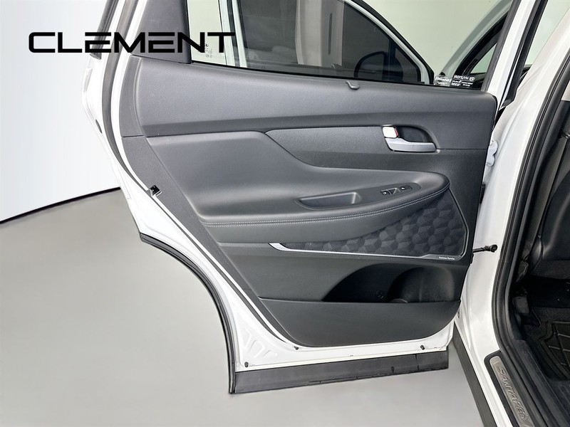 Hyundai Santa Fe Vehicle Full-screen Gallery Image 32