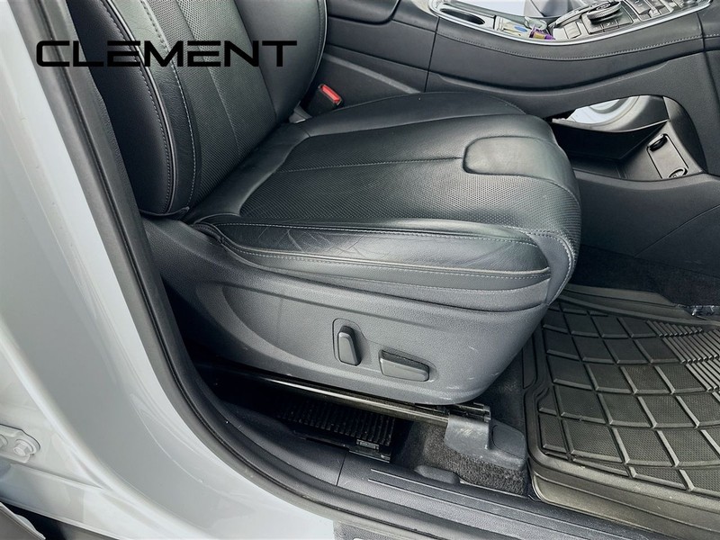Hyundai Santa Fe Vehicle Full-screen Gallery Image 34