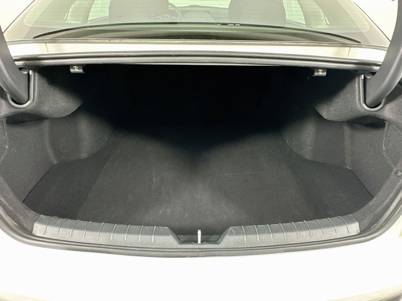 Kia K5 Vehicle Full-screen Gallery Image 8
