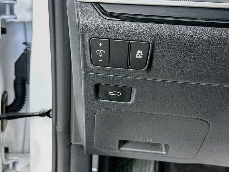 Kia K5 Vehicle Full-screen Gallery Image 10