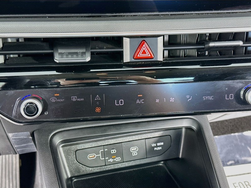 Kia K5 Vehicle Full-screen Gallery Image 17