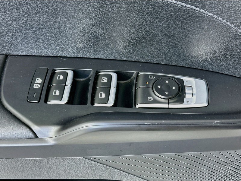 Kia K5 Vehicle Full-screen Gallery Image 19