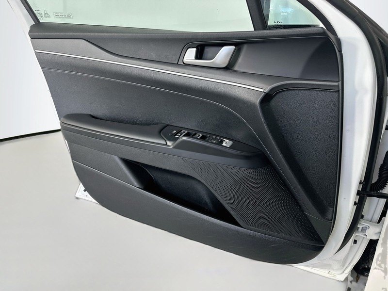 Kia K5 Vehicle Full-screen Gallery Image 20