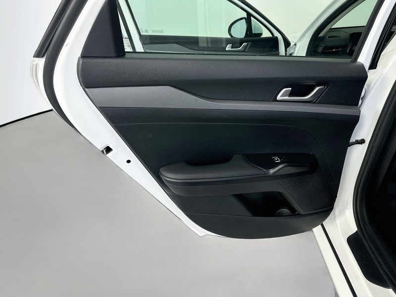 Kia K5 Vehicle Full-screen Gallery Image 23